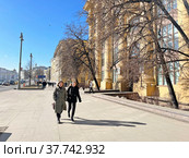 Москва дом Жолтовского на Моховой весной (2022 год). Редакционное фото, фотограф Овчинникова Ирина / Фотобанк Лори