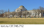 National Museum of Natural History, natural history museum administered by Smithsonian Institution, on National Mall in Washington, D.C., United States, in late autumn (2021 год). Редакционное фото, фотограф Валерия Попова / Фотобанк Лори