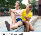 Concept of frustration unwillingness to talk. Girl asks forgiveness from girlfriend. Стоковое фото, фотограф Яков Филимонов / Фотобанк Лори