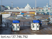 Автомобильный въезд на территорию "Olympia Terminal" судоходной компании Silja Line мартовским солнечным днем. Хельсинки, Финляндия (2019 год). Редакционное фото, фотограф Виктор Карасев / Фотобанк Лори
