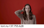 Portrait of a thoughtful young woman with long hair, thinking intensely, pondering a solution to a problem. Стоковое видео, видеограф Владимир Федоров / Фотобанк Лори