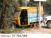 Abandoned auto rickshaw (2022 год). Редакционное фото, фотограф Art Konovalov / Фотобанк Лори