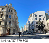 Москва, улица Ильинка весной в солнечый день (2022 год). Редакционное фото, фотограф Овчинникова Ирина / Фотобанк Лори