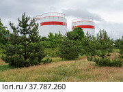 Город Сочи. Сочинская нефтебаза, Улица Таврическая.  Резервуары с логотипом Лукойл (2021 год). Редакционное фото, фотограф Игорь Низов / Фотобанк Лори