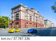 Дом для сотрудников КГБ в СССР и такси, Земляной Вал, Москва (2022 год). Стоковое фото, фотограф Baturina Yuliya / Фотобанк Лори