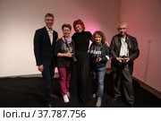 Общая фотография фотографов и модели на акции "Ночь музеев" в Балашихе, художник Рина Гри (2022 год). Редакционное фото, фотограф Дмитрий Неумоин / Фотобанк Лори