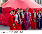 Пожилые женщины-калмычки в национальных костюмах и головных уборах. Элиста. Республика Калмыкия. Россия (2022 год). Редакционное фото, фотограф Сергей Афанасьев / Фотобанк Лори