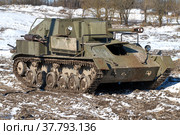Советская самоходная артиллерийская установка СУ-76 на танковом полигоне военно-патриотического парка "Стальной десант" солнечным мартовским днем. Красное Село (2022 год). Редакционное фото, фотограф Виктор Карасев / Фотобанк Лори