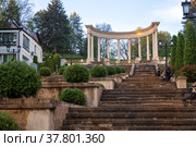 Cascading staircase with a colonnade in the resort park of Kislovodsk (2022 год). Стоковое фото, фотограф Юлия Бабкина / Фотобанк Лори