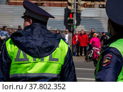 Инспекторы ДПС стоят на посту на пешеходном перекрестке в центре города Москвы и обеспечивают безопасность движения на дороге, Россия (2022 год). Редакционное фото, фотограф Николай Винокуров / Фотобанк Лори