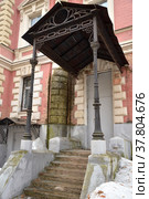 Porch with metal canopy of old building, Timiryazevskaya street , Moscow, Russia (2019 год). Стоковое фото, фотограф Алексей Антипов / Фотобанк Лори