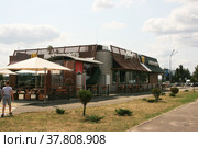 "Макдоналдс" (McDonald's), Минск, Беларусь (2021 год). Редакционное фото, фотограф Марина Шатерова / Фотобанк Лори