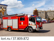 Пожарная машина - автоцистерна пожарная легкого класса АЦ 1,5-40/2 на шасси ISUZU HQR75P на площади Ленина, у Пагоды Семи дней. Элиста. Республика Калмыкия. Россия (2022 год). Редакционное фото, фотограф Сергей Афанасьев / Фотобанк Лори