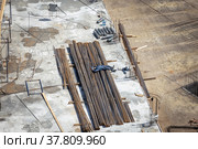 Рабочий-строитель уснул на арматуре (2022 год). Редакционное фото, фотограф Юрий Шурчков / Фотобанк Лори