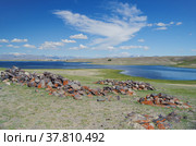 Монгольский Алтай. Высота около 2000 м над уровнем моря. Озеро Хурган-Нуур. Монголия, аймак Баян-Улгий, национальный парк Алтай Таван Богд, вблизи китайской границы. (2015 год). Редакционное фото, фотограф Marina Lavrukhina / Фотобанк Лори