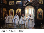 Великий вход, момент литургии в Воскресенском храме Павлово Посада (2022 год). Редакционное фото, фотограф Дмитрий Неумоин / Фотобанк Лори