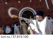 Протоиерей Марк Ермолаев кропит прихожан святой водой (2022 год). Редакционное фото, фотограф Дмитрий Неумоин / Фотобанк Лори