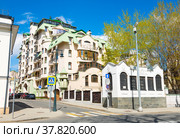 Сеченовский переулок, 2. Весенний солнечный день. Москва. Россия (2022 год). Редакционное фото, фотограф E. O. / Фотобанк Лори
