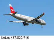 Улетающий самолет Airbus A321-232 (VP-BGH ) авиакомпании "Nordwind Airlines" в голубом безоблачном небе (2021 год). Редакционное фото, фотограф Виктор Карасев / Фотобанк Лори