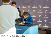 Игрок ФК "Зенит" Андрей Аршавин дает автографы. Спортивный комплекс Лужники. Май 2022. Редакционное фото, фотограф Владимир Макеев / Фотобанк Лори