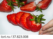 Ребенок тянется ручкой к клубнике, светлый фон. Дети любят ягоды. Сочное яркое вкусное лето. Красные ягоды. Дары природы, продукты питания, здоровое питание, витамины. Фон, открытка, обои, дизайн. Стоковое фото, фотограф Ludmila Zyubina / Фотобанк Лори