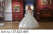 09-03-2022 RUSSIA, KAZAN - A bride in a magnificent white dress enters the hall in the museum. Редакционное видео, видеограф Константин Шишкин / Фотобанк Лори
