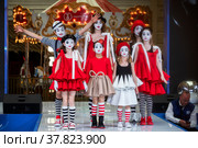 Артисты на подиуме Центрального детского магазина на Лубянке во время Fashion Show Circus модельера Маши Горячевой в городе Москве, Россия (2022 год). Редакционное фото, фотограф Николай Винокуров / Фотобанк Лори
