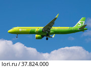 Самолет Airbus A321neo (RA-73445) авиакомпании "S7 - Siberia Airlines" на глиссаде солнечным днем. Вид в профиль (2022 год). Редакционное фото, фотограф Виктор Карасев / Фотобанк Лори