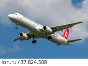 Самолет Airbus A321-200 (TC-JRJ) авиакомпании "Turkish Airlines" на глиссаде солнечным днем (2022 год). Редакционное фото, фотограф Виктор Карасев / Фотобанк Лори