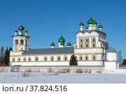 Старинная церковь Иоанна Богослова с трапезной церковью Вознесения Господня (1698) в Николо-Вяжищском монастыре солнечным мартовским днем. Новгородская область. Россия (2022 год). Стоковое фото, фотограф Виктор Карасев / Фотобанк Лори