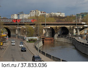 April 28, 2022, Moscow, Russia:   View of Yauza  river and Andronikov Viaduct from Kostomarovsky bridge in spring. Редакционное фото, фотограф Алексей Антипов / Фотобанк Лори