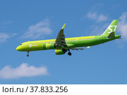 Самолет Airbus A321neo (RA-73445) авиакомпании "S7 - Siberia Airlines" заходит на посадку (2021 год). Редакционное фото, фотограф Виктор Карасев / Фотобанк Лори