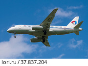 Cамолет Сухой SuperJet 100-95B "Алексей Годовиков" (RA-89118 ) авиакомпании "Северсталь" на глиссаде на фоне солнечного голубого неба (2022 год). Редакционное фото, фотограф Виктор Карасев / Фотобанк Лори
