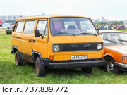 Volkswagen Type 2 T3 Caravelle (2012 год). Редакционное фото, фотограф Art Konovalov / Фотобанк Лори