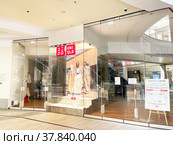 Закрытый бутик магазина одежды " UNIQLO" в торговом центре "Атриум". Россия, город Москва (2022 год). Редакционное фото, фотограф Овчинникова Ирина / Фотобанк Лори