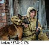 Вооружённый военный со служебной собакой Малинуа. Собаки на службе в вооружённых силах. Бельгийская овчарка в зоне боевых действий. (2021 год). Редакционное фото, фотограф Виталий Михайлюк / Фотобанк Лори