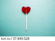 Леденец в форме сердца на зеленом фоне. Стоковое фото, фотограф Станислав Кноп / Фотобанк Лори