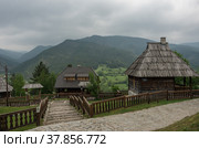 Дрвенград (Мецавник / Кустендорф) Эко-деревня, построенная Эмиром Кустурицей в Мокра Гора в Западной Сербии (2018 год). Редакционное фото, фотограф Дымов Игорь / Фотобанк Лори
