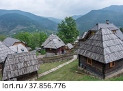 Дрвенград (Мецавник / Кустендорф) Эко-деревня, построенная Эмиром Кустурицей в Мокра Гора в Западной Сербии (2018 год). Редакционное фото, фотограф Дымов Игорь / Фотобанк Лори