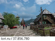 Дрвенград (Мецавник / Кустендорф) Эко-деревня, построенная Эмиром Кустурицей в Мокра Гора в Западной Сербии (2018 год). Редакционное фото, фотограф Дымов Игорь / Фотобанк Лори