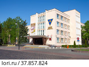 Здание Гродненского государственного университета имени Янки Купалы солнечным апрельским днем. Гродно, Белоруссия (2019 год). Редакционное фото, фотограф Виктор Карасев / Фотобанк Лори