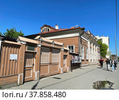 Людии идут мимо дома-музея М.С. Щепкина. Москва, улица Щепкина, дом 47, корпус 2 (2022 год). Редакционное фото, фотограф Овчинникова Ирина / Фотобанк Лори