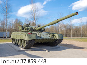 Советский танк Т-80Б с газотурбинным двигателем солнечным майским днем. Уличная экспозиция музея "Прорыв блокады Ленинграда". Кировск, Ленинградская область (2017 год). Редакционное фото, фотограф Виктор Карасев / Фотобанк Лори