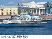 Противодиверсионный катер "Юнармеец Заполярья" на военно-морском параде в честь Дня ВМФ. Санкт-Петербург (2018 год). Редакционное фото, фотограф Виктор Карасев / Фотобанк Лори