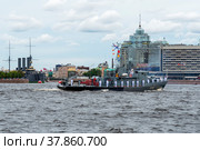 Рейдовый тральщик проекта 10750 РТ  на Неве. Генеральная репетиция морского парада. Санкт-Петербург (2021 год). Редакционное фото, фотограф Александр Щепин / Фотобанк Лори