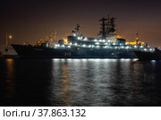 Балтийское море, Кронштадт. Учебный корабль Балтийского флота "Перекоп" у причала. Baltic Sea, Kronstadt. The training ship of the Baltic Fleet "Perekop" at the pier at night. (2021 год). Редакционное фото, фотограф Евгений Романов / Фотобанк Лори