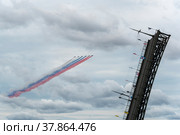 Штурмовики СУ-25 на параде в День ВМФ (репетиция). Поднятый пролет Литейного моста. Санкт-Петербург (2021 год). Стоковое фото, фотограф Александр Щепин / Фотобанк Лори