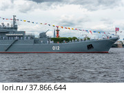 Большой десантный корабль "Оленегорский горняк" на параде в День ВМФ. Санкт-Петербург (2021 год). Редакционное фото, фотограф Александр Щепин / Фотобанк Лори