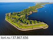 Остров Котлин летом. Вид на форт "Риф" и заказник "Западный Котлин" с воздуха. Kotlin Island in summer. View of the Reef Fort and the Zapadny Kotlin Nature Reserve from the air. (2022 год). Стоковое фото, фотограф Евгений Романов / Фотобанк Лори