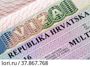 Шенгенская виза в паспорте, выданная консульством Республики Хорватии (2016 год). Стоковое фото, фотограф Александр Гаценко / Фотобанк Лори